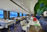 Freuen Sie sich auf leckeres Essen im Restaurant mit Ausblick.