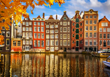 Besuchen Sie Amsterdam im goldenen Herbst.