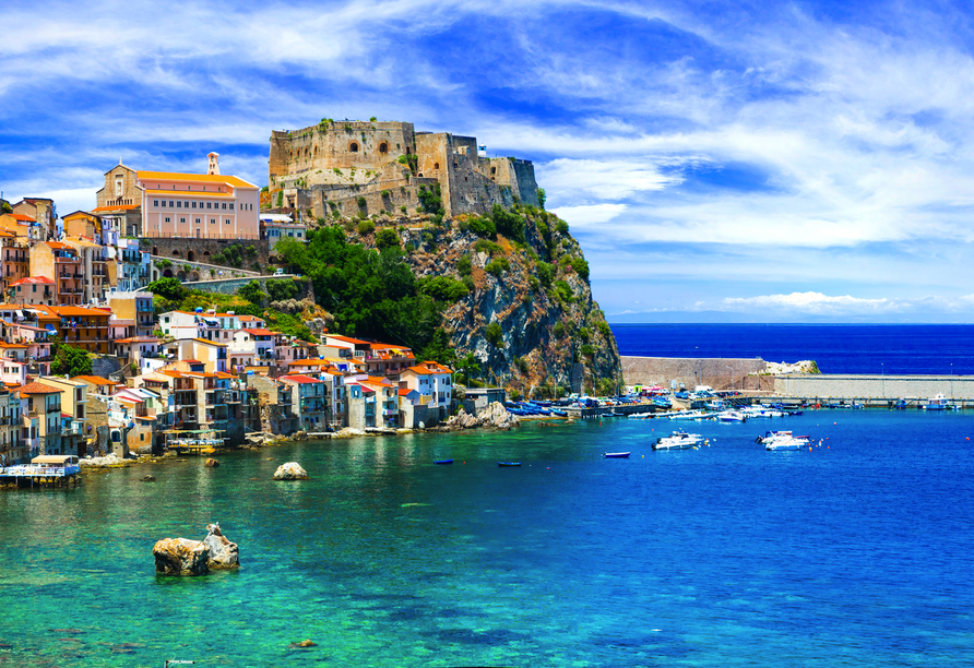 In der wunderschönen Hafenstadt Scilla unternehmen Sie einen Rundgang durch das Fischerviertel Chianalea.