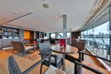 Genießen Sie die Hecklounge mit kleiner Bibliothek und Terrasse.