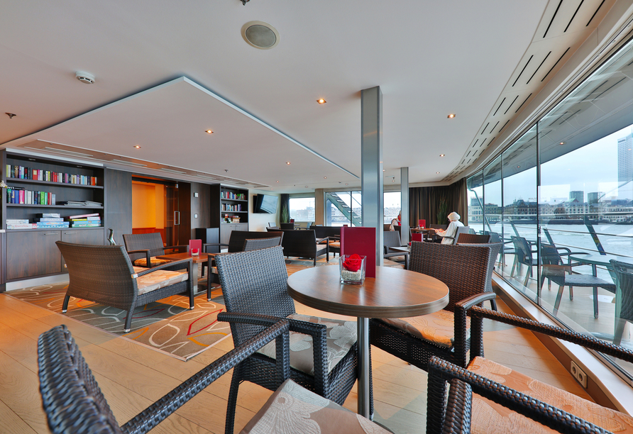 Genießen Sie die Hecklounge mit kleiner Bibliothek und Terrasse.