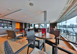 Genießen Sie die Hecklounge mit kleiner Bibliothek und Terrasse.