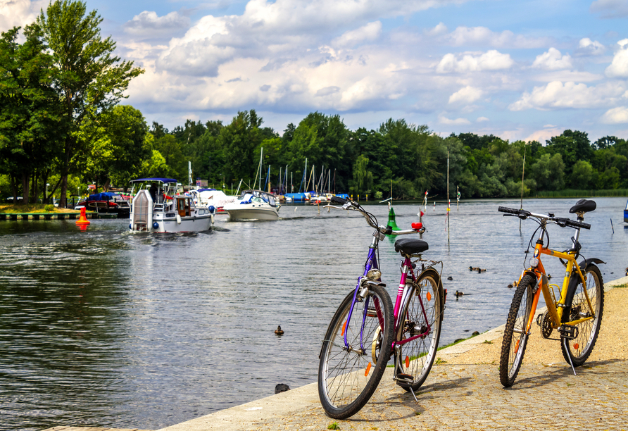 Legen Sie auf Ihrer Radtour in Caputh am Ufer der Havel eine Rast ein.