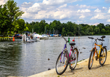Legen Sie auf Ihrer Radtour in Caputh am Ufer der Havel eine Rast ein.