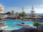 Eine Oase der Erholung: Die großzügige Poollandschaft mit Blick auf den Atlantik.