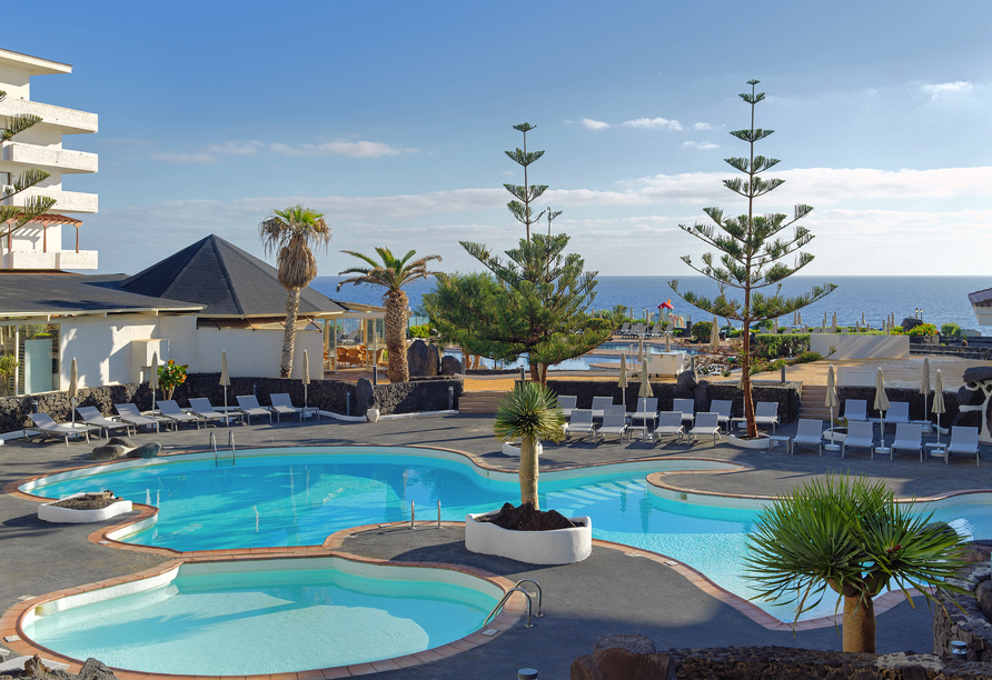 Eine Oase der Erholung: Die großzügige Poollandschaft mit Blick auf den Atlantik.