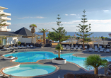Eine Oase der Erholung: Die großzügige Poollandschaft mit Blick auf den Atlantik.