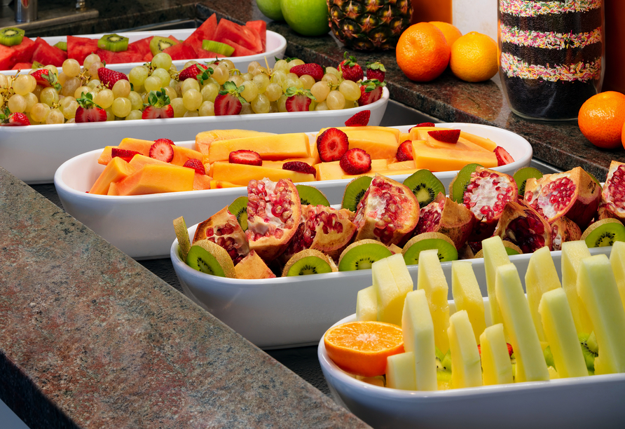 Frische Früchte und regionale Spezialitäten erwarten Sie am Buffet.