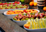 Frische Früchte und regionale Spezialitäten erwarten Sie am Buffet.