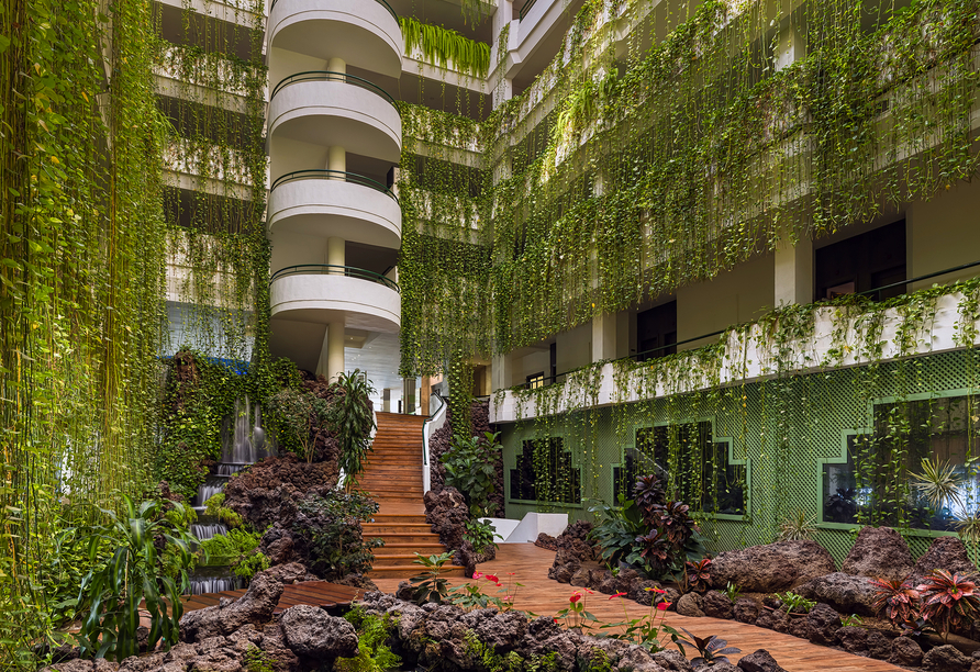 Modernes Design trifft Natur: Die grüne Lobby schafft ein einladendes Ambiente.
