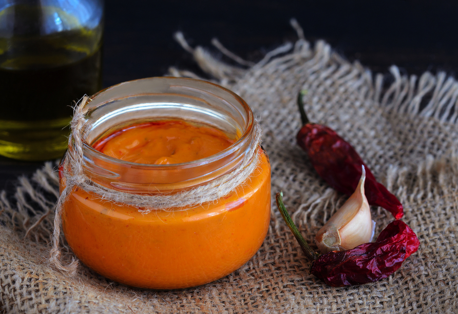 Probieren Sie die typisch kanarische Soße Mojo Picon, die aus kleinen Paprikaschoten aus La Palma und Knoblauch hergestellt wird.