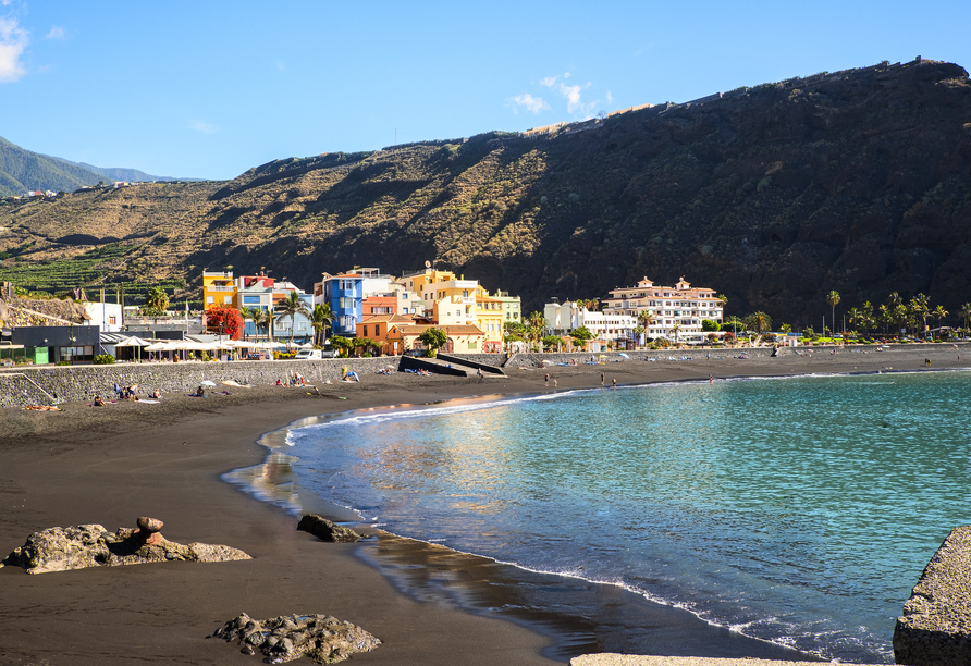 Sonnenverwöhnter Lavastrand und türkisblaues Meer erwartet Sie in Tazacorte an der Westküste.