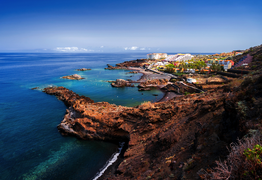 Zwischen Vulkangestein und Atlantik – Los Cancajos als Teil Ihres Ferienorts Breña Baja begeistert mit natürlichen Badebuchten und maritimem Flair.