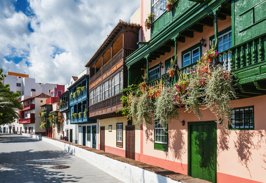 Farbenfroh und charmant: Die Altstadt von Santa Cruz lädt zum Bummeln ein.