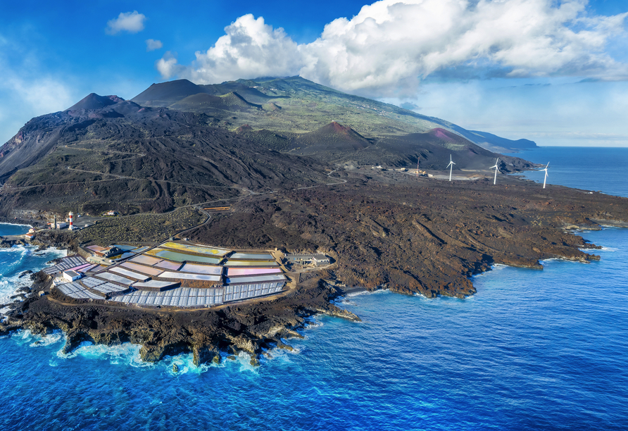 Eindrucksvoller Süden: Die Salinen von Fuencaliente treffen auf das weite Blau des Atlantiks.