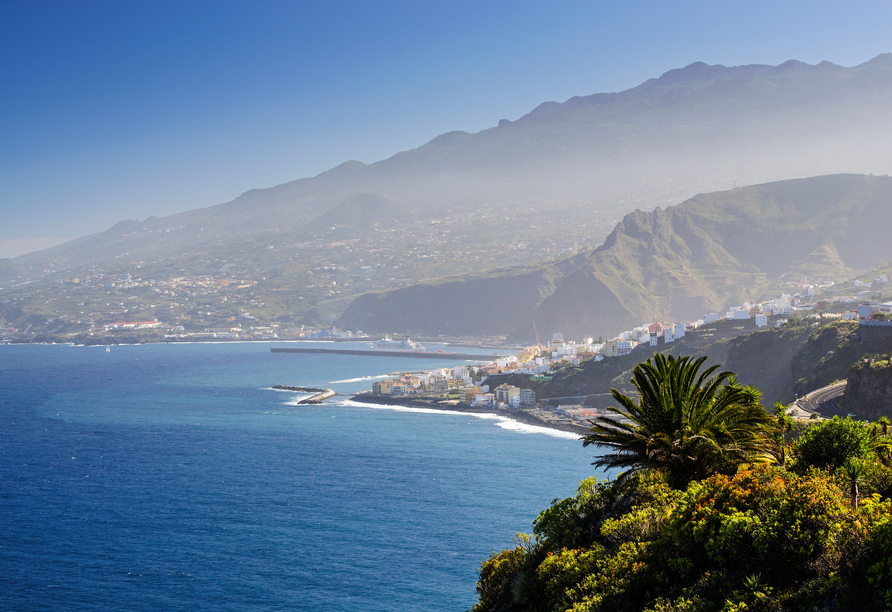 Die Inselhauptstadt Santa Cruz zwischen Atlantik, Altstadt und tropischer Vegetation – willkommen auf La Palma!