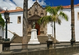 Im Herzen von Santa Cruz befindet sich die Plaza de España mit der Kirche El Salvador.
