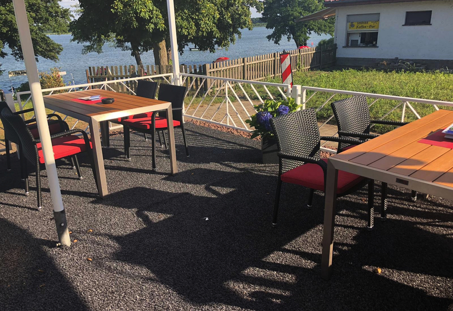 In den warmen Monaten lockt die Sommerterrasse zum Entspannen.