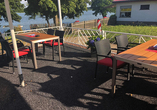 In den warmen Monaten lockt die Sommerterrasse zum Entspannen.