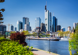 Die beste Aussicht auf Frankfurt? Die gibt es für Sie beim Flanieren entlang des Mains.