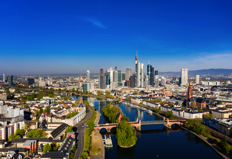 Stadt der Kontraste: In Frankfurt am Main treffen glänzende Hochhäuser auf historische Schätze.