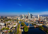 Stadt der Kontraste: In Frankfurt am Main treffen glänzende Hochhäuser auf historische Schätze.