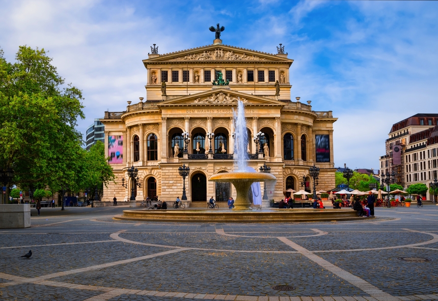 Halten Sie Sehenswürdigkeiten wie die Alte Oper, ein Wahrzeichen Frankfurts, mit der Kamera fest.