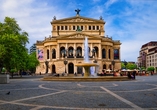 Halten Sie Sehenswürdigkeiten wie die Alte Oper, ein Wahrzeichen Frankfurts, mit der Kamera fest.