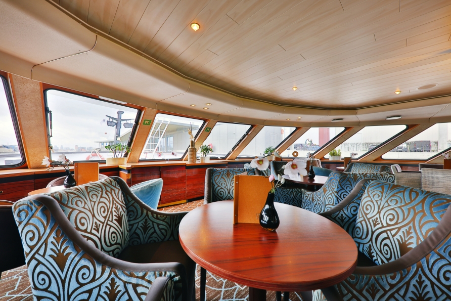 Genießen Sie in der Panorama-Lounge die vorbeiziehende Flusslandschaft.