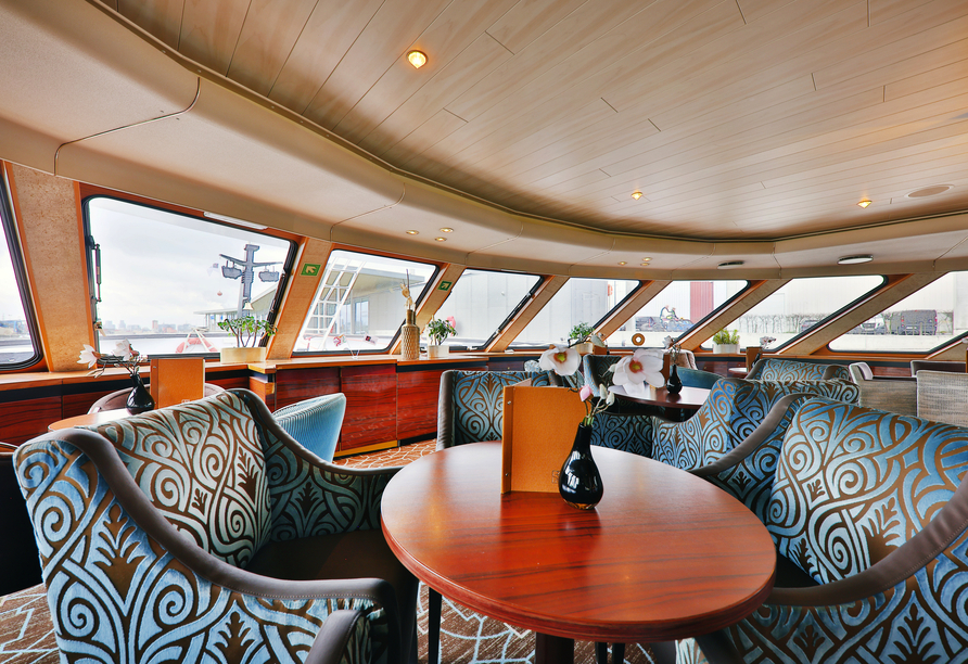 Genießen Sie in der Panorama-Lounge die vorbeiziehende Flusslandschaft.