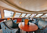 Genießen Sie in der Panorama-Lounge die vorbeiziehende Flusslandschaft.
