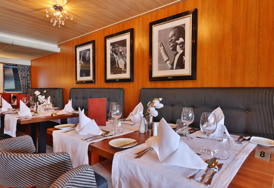 Im Restaurant an Bord werden Sie mit köstlichen Speisen verwöhnt.