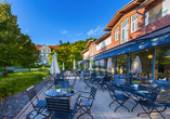 Die Terrasse lädt zum Verweilen ein.