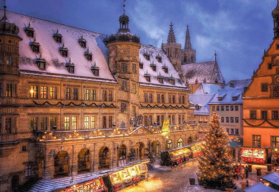 Das Rathaus von Rothenburg ob der Tauber im Wintermantel.
