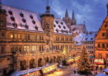 Das Rathaus von Rothenburg ob der Tauber im Wintermantel.