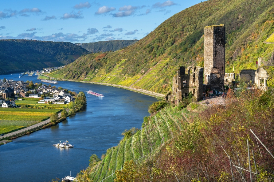Die Burg Metternich thront über dem Moseltal bei Beilstein.