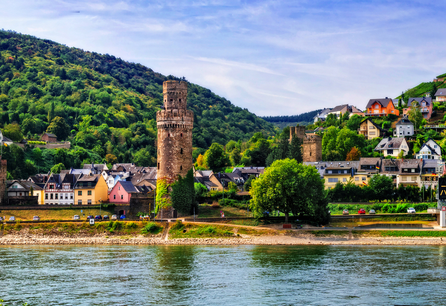 Weinstadt mit Charakter: Oberwesel grüßt Sie mit mittelalterlichem Flair und sonnenverwöhnten Rebhängen.