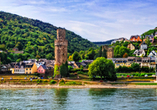Weinstadt mit Charakter: Oberwesel grüßt Sie mit mittelalterlichem Flair und sonnenverwöhnten Rebhängen.