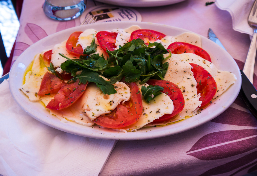Genießen Sie in Ihrem Urlaub italienische Antipasti wie Tomate-Mozzarella Caprese.
