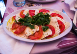 Genießen Sie in Ihrem Urlaub italienische Antipasti wie Tomate-Mozzarella Caprese.