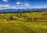 Sanfte Hügel und grüne Weiten bei Cavareno – die Landschaft im Nonstal zeigt sich von ihrer schönsten Seite.