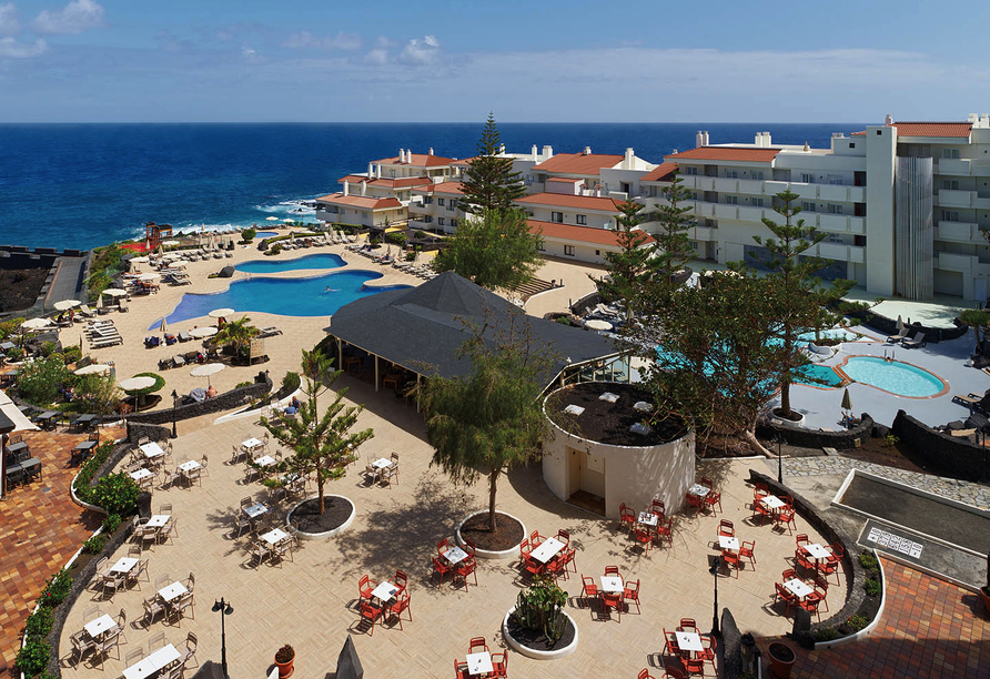 Suchen Sie sich ein schönes Plätzchen am Pool und genießen Sie Ihren Urlaub in vollen Zügen.