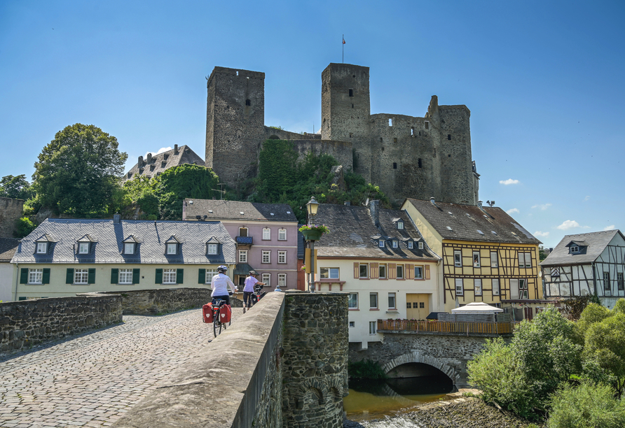 Radeln mit Ritterschlag: Die Burg Runkel ist ein Highlight Ihrer Etappe.
