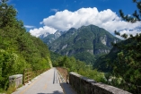 Willkommen in Italien – hier schlängelt sich der Alpe-Adria-Radweg durch spektakuläre Bergkulissen.