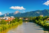 Starten Sie in Villach, wo die Drau glitzert und die Alpen zum Aufbruch rufen.