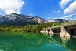 Überqueren Sie den Gailfluss bei Arnoldstein – die Berge stets im Blick, das Abenteuer voraus.