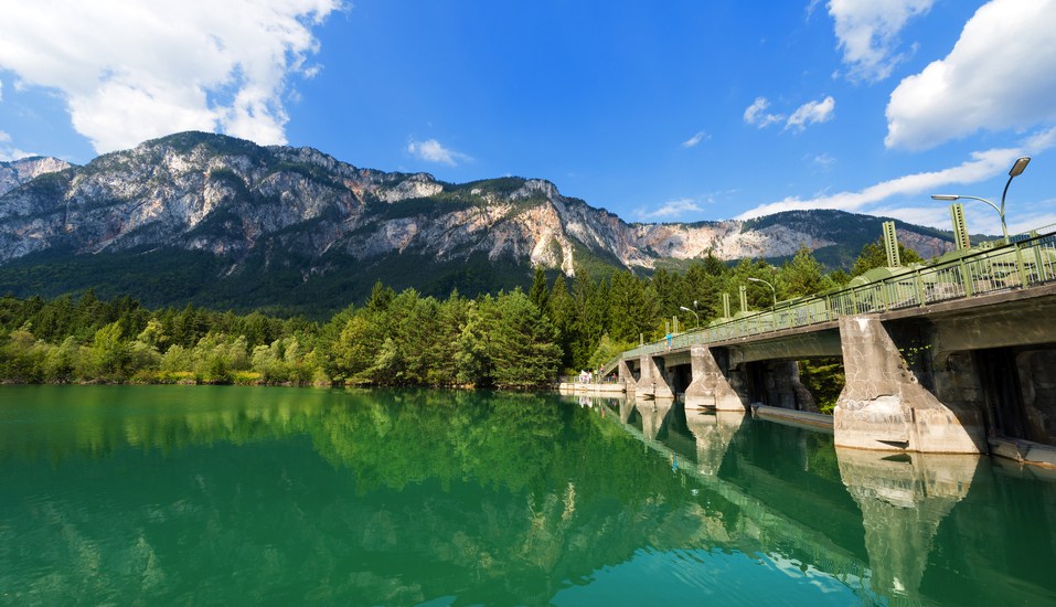 Überqueren Sie den Gailfluss bei Arnoldstein – die Berge stets im Blick, das Abenteuer voraus.