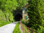 Durchqueren Sie alte Eisenbahntunnel – stille Zeugen vergangener Zeiten auf neuen Wegen.