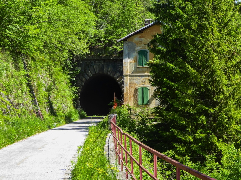 Durchqueren Sie alte Eisenbahntunnel – stille Zeugen vergangener Zeiten auf neuen Wegen.