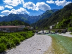 Die Alpe-Adria-Radstrecke führt Sie über beeindruckende Brücken wie hier über den verzweigten Tagliamento bei Venzone.